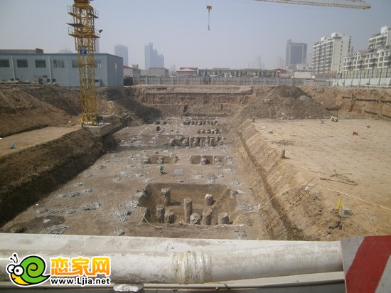 現(xiàn)代奧城項目7號樓正在進行地下基礎工作（2013.3.28）