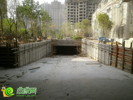 御景江山城地下車位入口（2013.5.21）