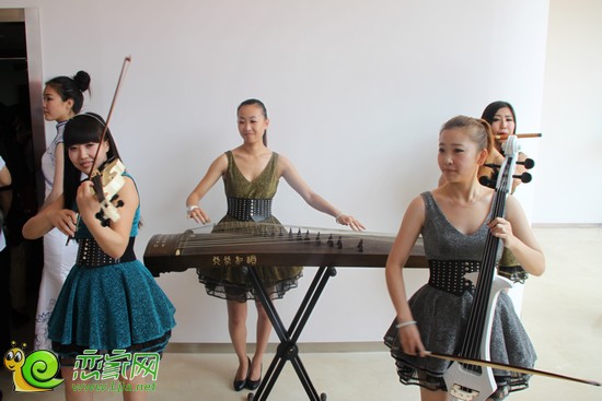現(xiàn)場(chǎng)樂隊(duì)演奏