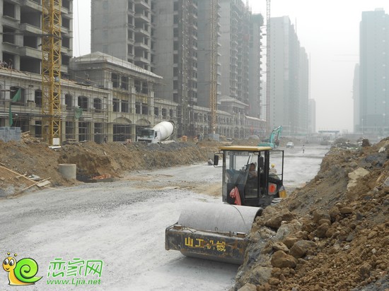 御景江山項(xiàng)目正在建設(shè)道路