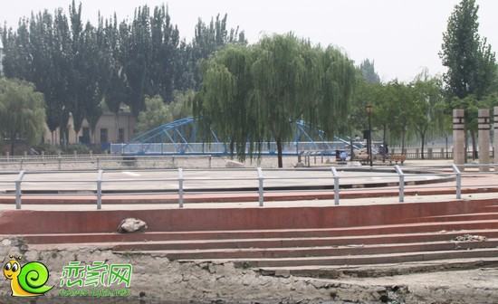 聯(lián)紡路段滏陽(yáng)橋南側(cè)藍(lán)色小橋