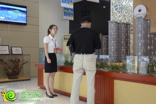 購房者現(xiàn)場咨詢了解項(xiàng)目情況