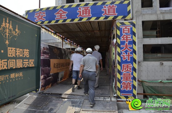 購房者進(jìn)入樣板間看房
