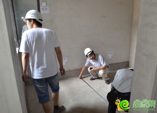 購房者現(xiàn)場量房