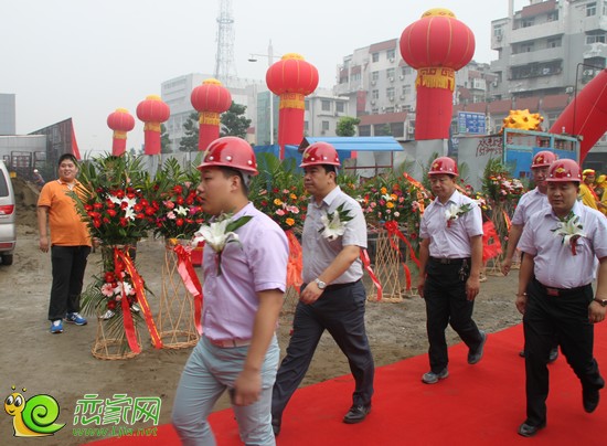 領(lǐng)導(dǎo)進(jìn)入工地