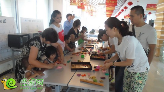 小業(yè)主精心做手工，畫(huà)沙畫(huà)