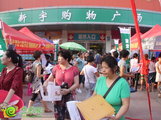 新宇美食林看房人群