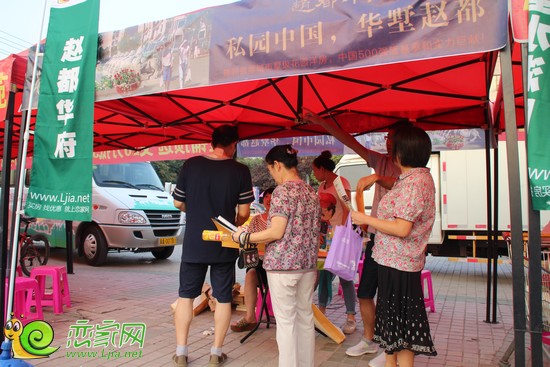 購房者仔細(xì)詢問優(yōu)惠政策