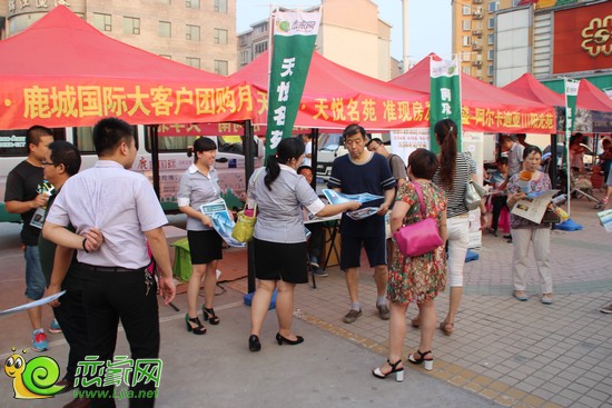 購房者仔細(xì)詢問優(yōu)惠政策