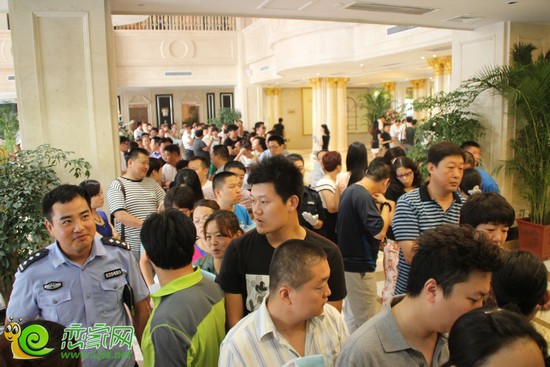 購(gòu)房者排隊(duì)辦卡