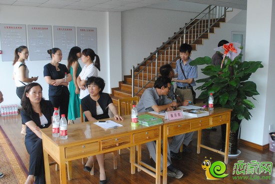 由工作人員帶領(lǐng)業(yè)主驗房