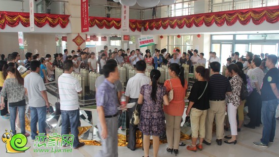 購房者到達(dá)阿爾卡迪亞聽置業(yè)顧問講解沙盤