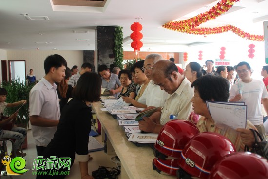 購(gòu)房者在頤景藍(lán)灣登記