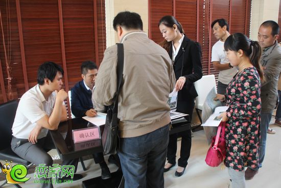 購(gòu)房者審核確認(rèn)簽署收據(jù)