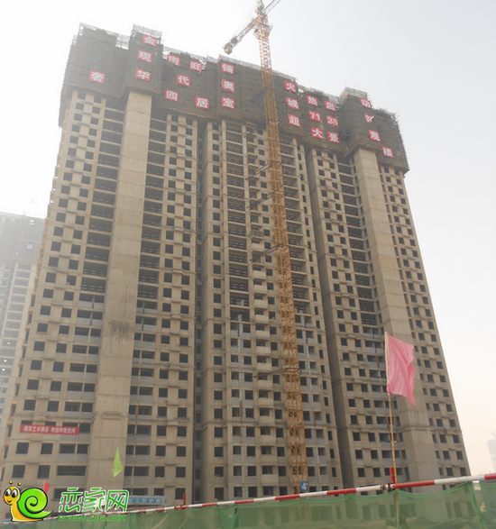 現(xiàn)代奧城4號樓即將封頂（2013.10.11）