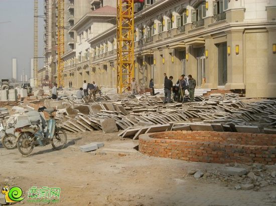聯(lián)邦御景江山城人行道鋪設(shè)地磚（2013.10.12）
