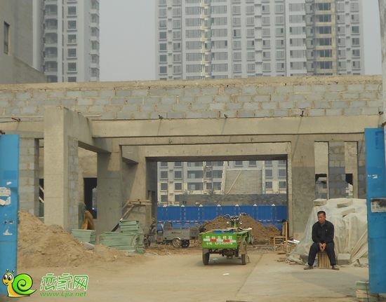 果園北路大門(mén)框架已經(jīng)完工（2013.10.25）