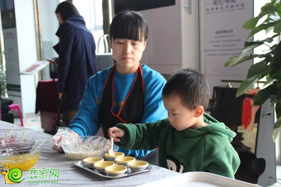 小業(yè)主專心制作
