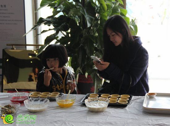 小業(yè)主專心制作