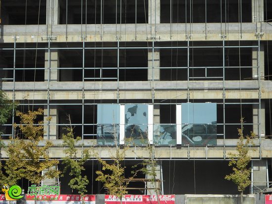 陽光三龍商業(yè)廣場正在進(jìn)行外立面建設(shè)（2013.11.7）