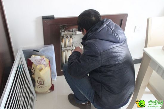 工作人員對(duì)暖氣進(jìn)行檢修