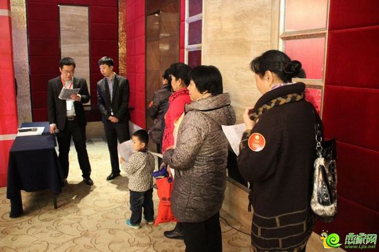 購房者排隊進入選房區(qū)