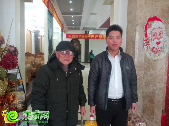 客戶與置業(yè)顧問(wèn)合影