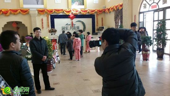 到訪客戶拍照合影