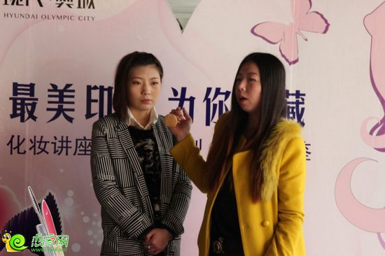 化妝師為大家講解化妝技巧