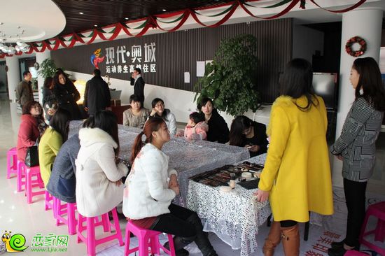 現(xiàn)場(chǎng)女性認(rèn)真聽(tīng)講