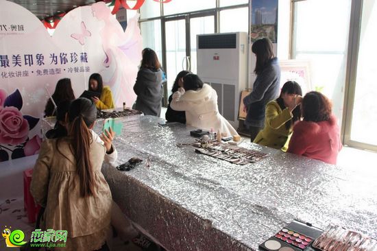化妝師為現(xiàn)場(chǎng)女性化妝
