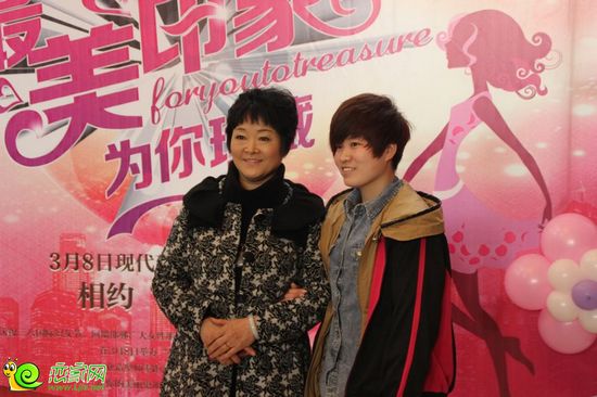 化妝師與客戶留影