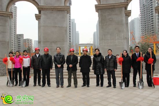 月亮灣領(lǐng)導(dǎo)與工作人員合影
