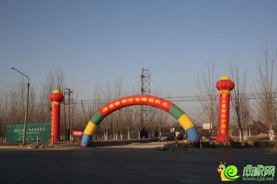 提前支起的拱門(mén)，等待人們的到來(lái)