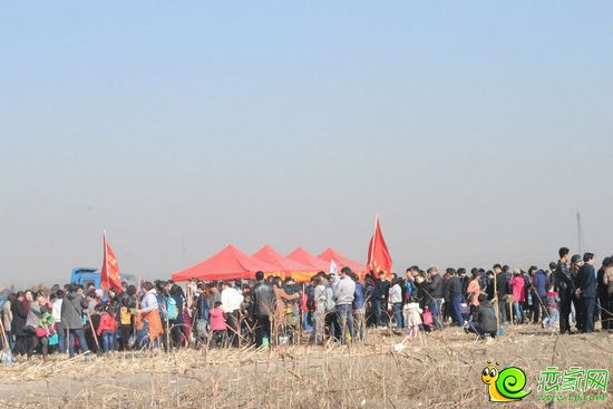 人們領(lǐng)取工具和樹苗