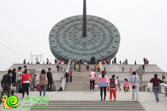 網(wǎng)友到達(dá)日晷廣場(chǎng)