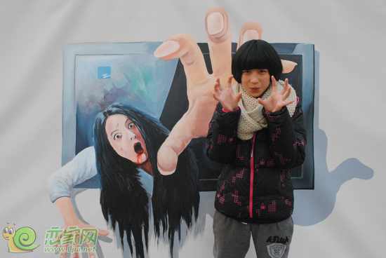 在場觀眾與畫展合影