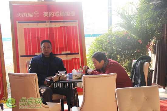 到場顧客品嘗養(yǎng)生粥