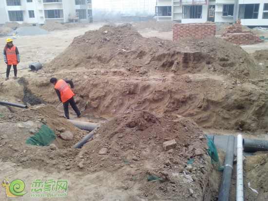 工人正在安裝煤氣管道