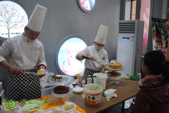 蛋糕師傅制作蛋糕