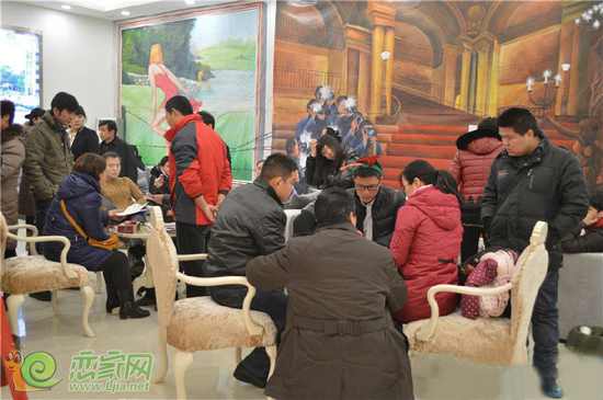 到場顧客辦理選房手續(xù)