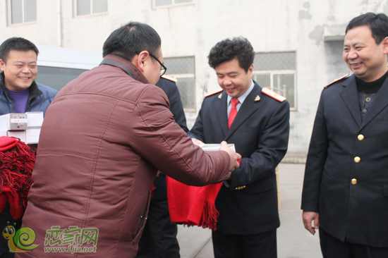 張經(jīng)理為鐵路工作人員發(fā)放慰問物品