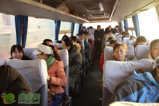 大家認真聽導游講解