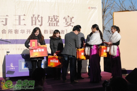 到場(chǎng)領(lǐng)導(dǎo)為三等獎(jiǎng)獲得者頒發(fā)獎(jiǎng)品