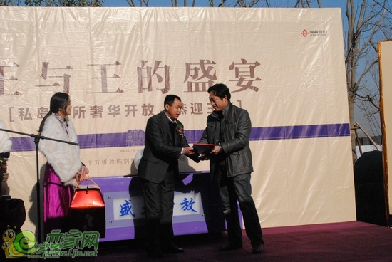 到場(chǎng)領(lǐng)導(dǎo)為二等獎(jiǎng)獲得者頒發(fā)獎(jiǎng)品