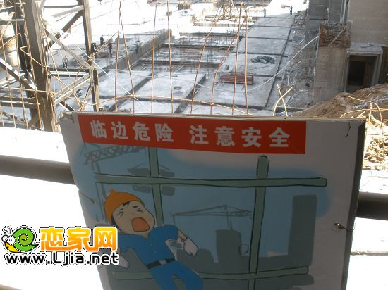 旁邊醒目的提示牌