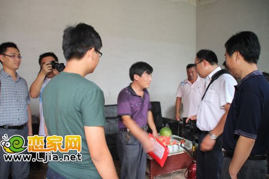 市教育局劉處長、安聯(lián)的張經(jīng)理和明輝的父親在談話