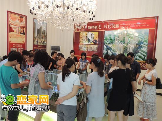 龍湖公館的置業(yè)顧問在為購房者講解沙盤