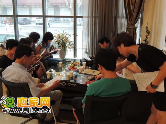 龍湖公館的置業(yè)顧問在為購房者講解戶型圖