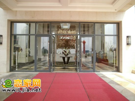 售樓部正門口 有專人接待